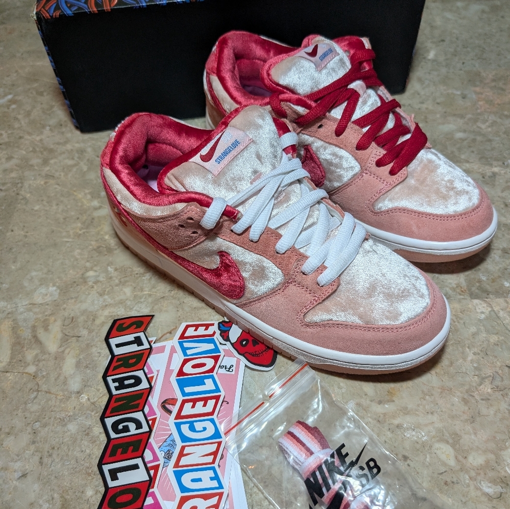 Nike Dunk Low SB x Strange Love Valentine's Day   Pink CT2552-800 Men's Size 8.5